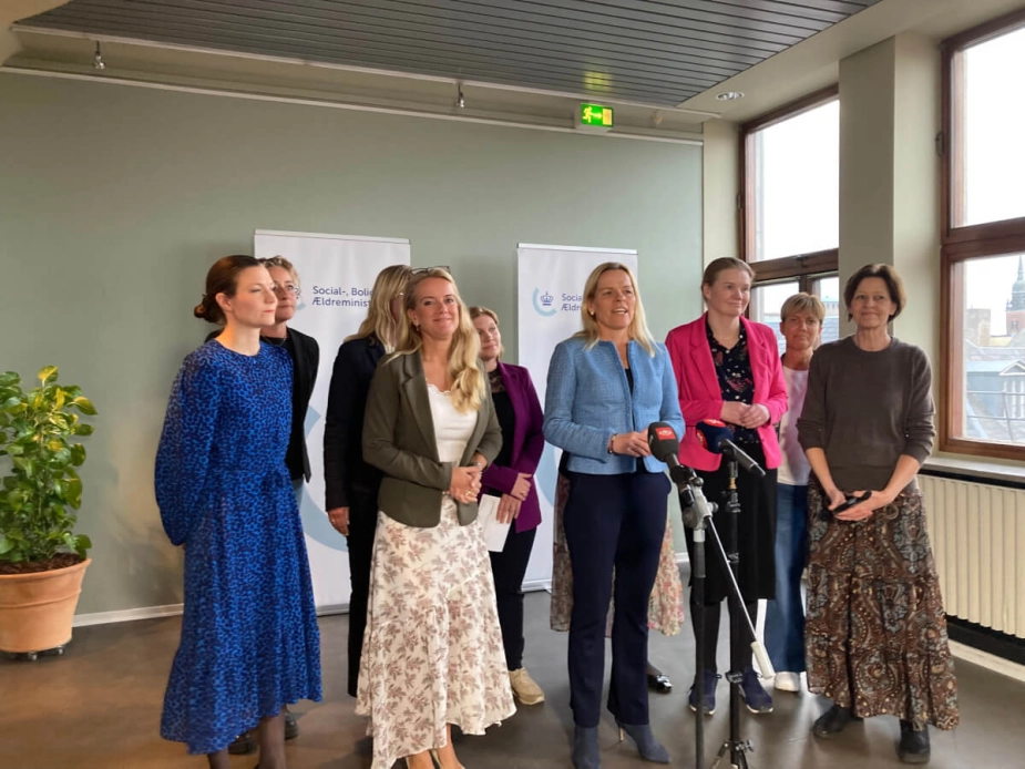 Her præsenterer ældreminister Mette Kierkgaard (M) aftalen om ældrereformen. Det skete torsdag aften kl. 19.30.