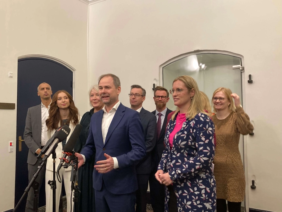 Nicolai Wammen (S) sammen med øvrige repræsentanter for regeringen samt SF og R til præsentation af finansloven for 2025.
