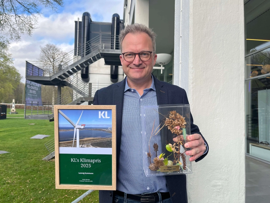 Steffen Damsgaard med vinderstatuetten, der er lavet af kunsteren Kigge Mai Hvid.