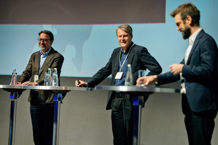 Moderator og KL-direktør Christian Harsløf (t.h.), professor Jakob Kjeldberg og formand for Kommunale Velfærdschefer, Jakob Bigum Lundberg (t.v.)