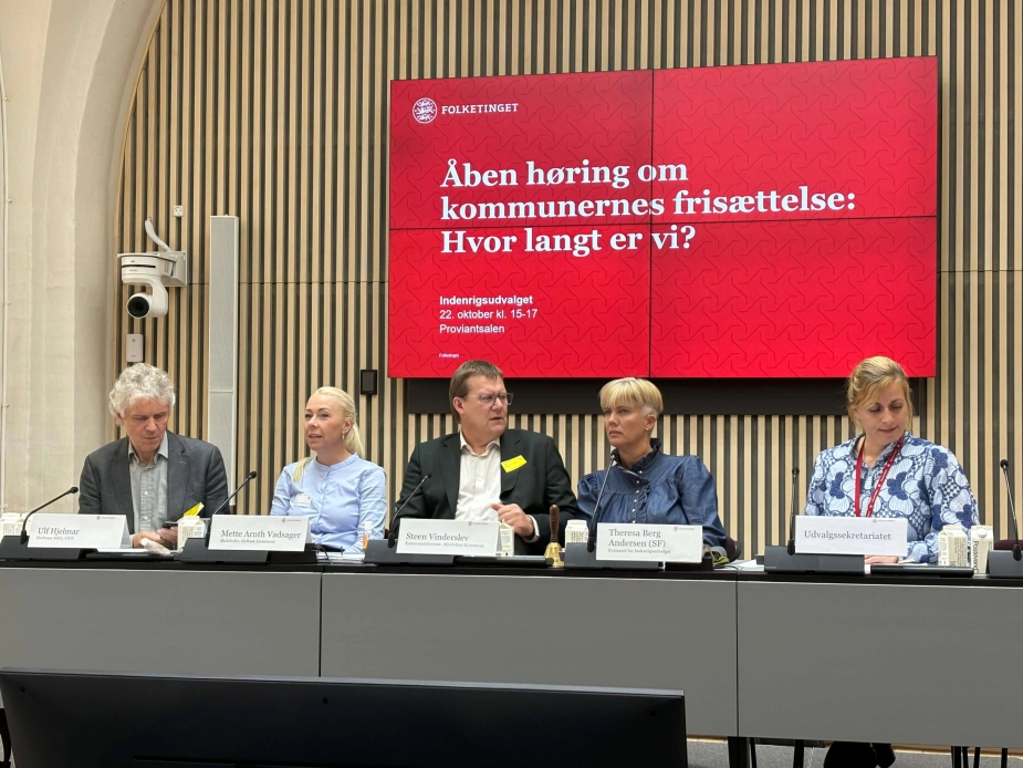 Panelet til den åbne høring om kommunal frisættelse bestod af Ulf Hjelmar (t.v.), professor mso, VIVE, Mette Arnth Vadsager, skoleleder, Holbæk Kommune, Steen Vinderslev, kommunaldirektør, Middelfart og Theresa Berg Andersen (SF), formand for Indenrigsudvalget samt en udvalgssekretær fra udvalget.