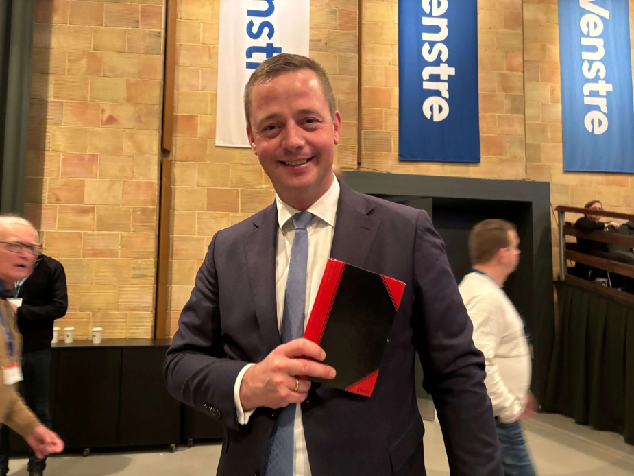 Transportminister Thomas Danielsen (V) har sin sorte bog, hvor han noterer love og regler, han vil fjerne, med sig overalt. Også på Venstres landsmøde i weekenden.
