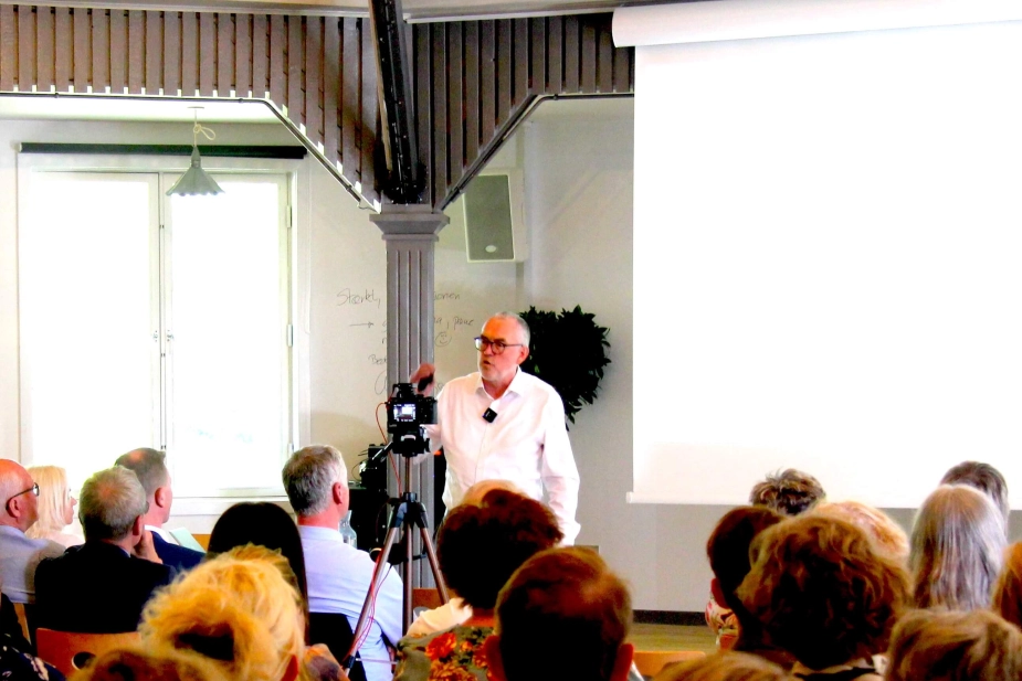 Regeringen bør bruge mindreforbruget på de kommunale servicebudgetter til at indføre en mere fleksibel serviceramme, skriver chefredaktør Arne Ullum, der her er fotograferet ved et møde i Kerteminde Kommune.