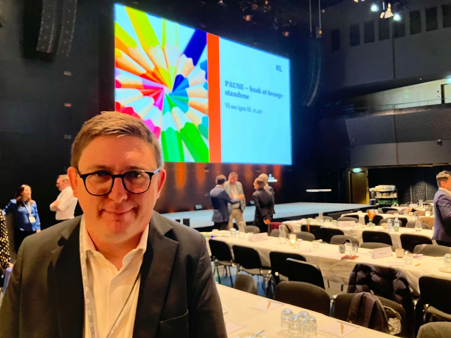 Emil Blücher (LA), formand for KL's Arbejdsmarkeds- og Digitaliseringsudvalg, præsenterede torsdag på KL's Integrationstræf i Odense tre konkrete forslag til at ændre arbejdspligten. Målet er at give kommunerne større frihed til at tilrettelægge indsatser, der kan hjælpe borgerne i job.