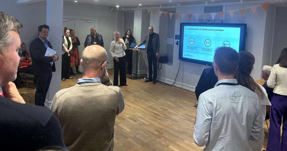 Materialet blev tirsdag eftermiddag præsenteret ved en lancering i Ældreministeriet med deltagelse af repræsentanter fra Sammen om Ældreplejen og fra de 16 kommuner, der har fået midler til at styrke lokale partnerskaber.