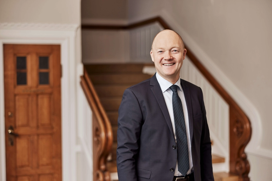 Jens Ejner Christensen (V), borgmester i Vejle Kommune, har skrevet et debatindlæg om at sikre ro om økonomien i kommunerne, så man ikke hopper fra budgetår til budgetår.