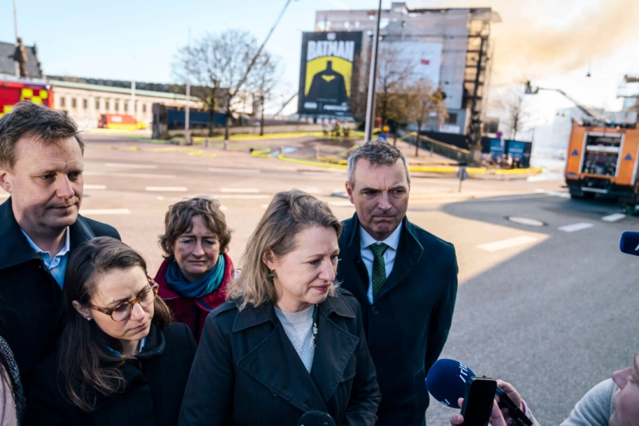Mens brandfolkene i tirsdags kæmpede mod ilden, meddelte de københavnske borgmestre i samlet flok, at kommunen vil "gøre alt, hvad vi kan og må for at understøtte, at den gamle børs bliver genopbygget".