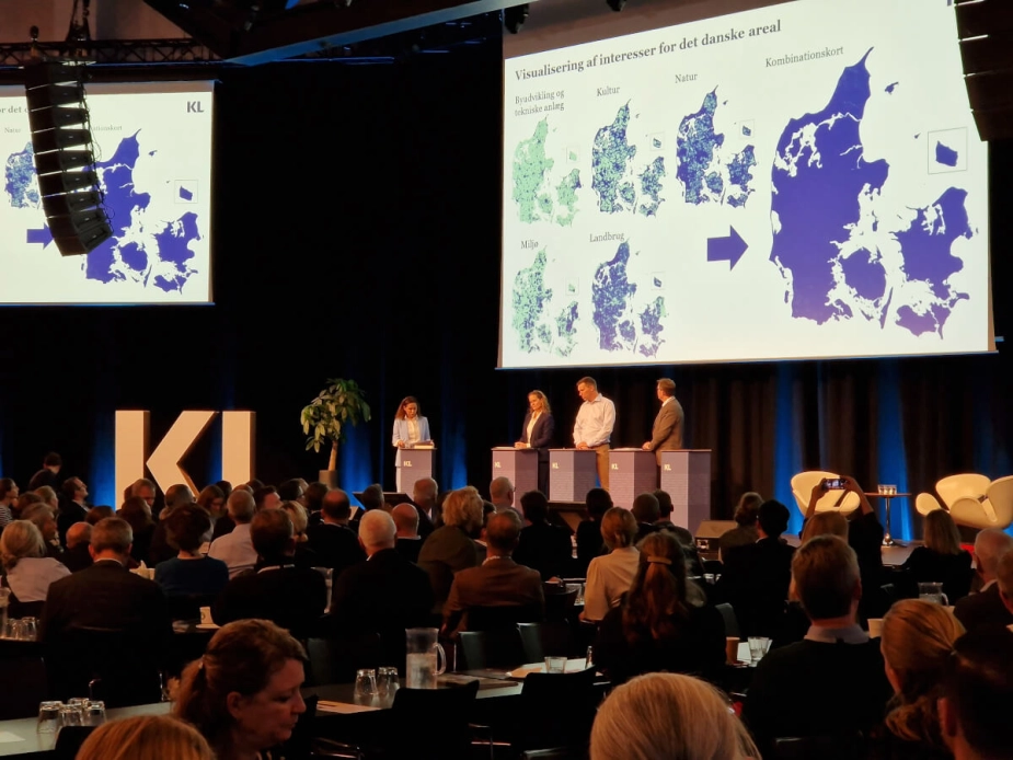 Foran disse danmarkskort debatterede Maria Reumert Gjerding fra DN, Landbrug & Fødevarers Søren Søndergaard, og borgmester Kenneth Muhs den arealmæssige klemme, som kommunerne skal forholde sig til.