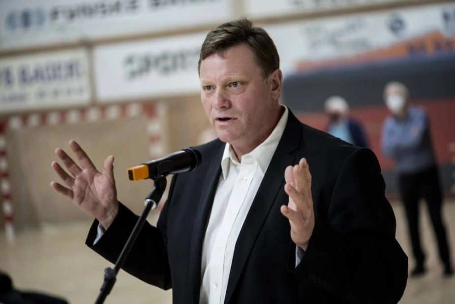 Ulrik Kølle Hansen blev 11. marts valgt som spidskandidat for Venstre på Langeland. Det har skabt røre, og fire medlemmer har nu forladt kommunalbestyrelsen.