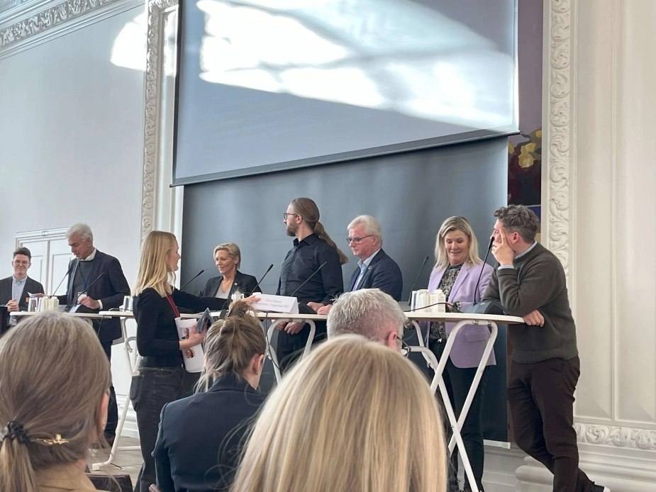 Langelands Tonni Hansen var blandt paneldeltagerne, da Folketinget satte politikeres arbejdsvilkår på dagsordenen.
