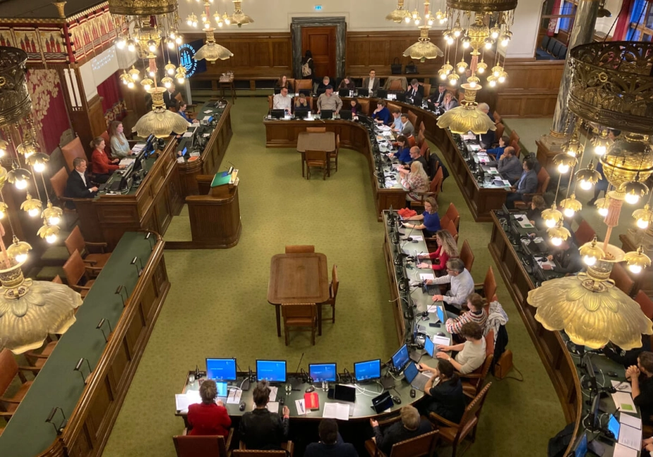 Efter en lang debat i Borgerrepræsentationen, hvor flere medlemmer mistænkeliggjorde Finn Rudaizkys motiver for at udstille kunstværkerne fra depotet, vedtog flertallet at undersøge muligheden for at arrangere en udstilling i Rådhushallen.