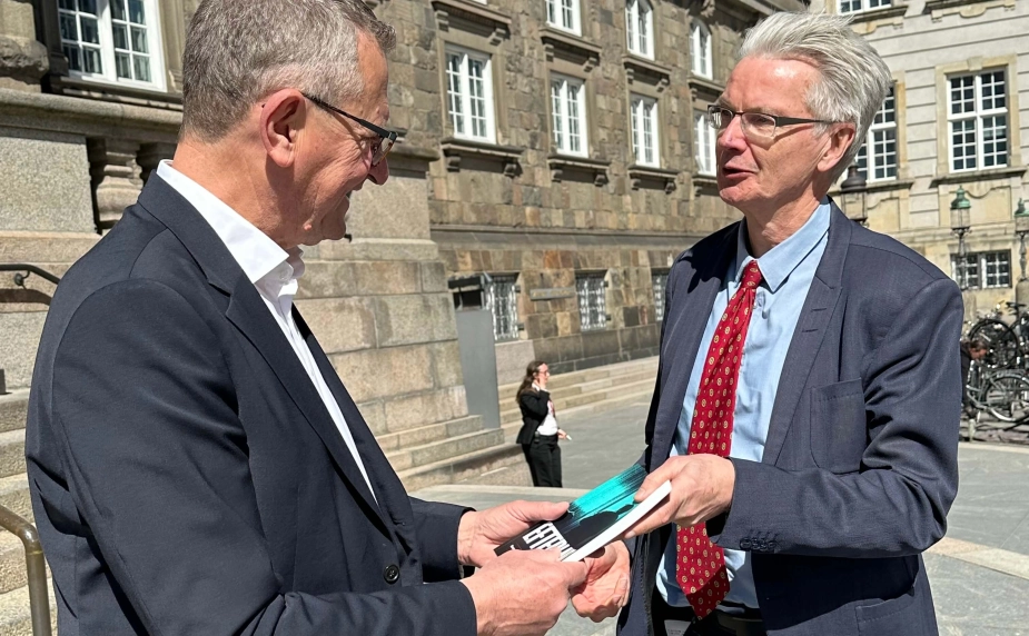 Fungerende ældreminister Henrik Frandsen (M) får overrakt bogen Efterladt, som sætter fokus på omsorgssvigt i ældreplejen.