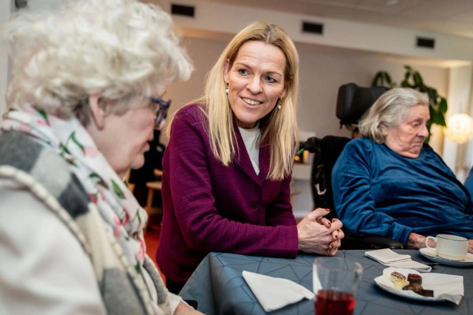 Ældreministeren fastsætter først reglerne om, hvilke tilsynsmyndigheder, der er omfattet af samtilsyn, når hun har forhandlet med de relevante ministre.