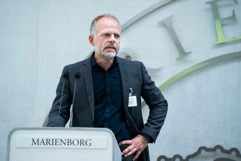 Hjørrings kommunaldirektør Leif Johannes Jensen retter en skarp kritik mod artikel i NB-Økonomi, som konkluderer at kun en enkelt af de 16 ikke selvbudgetterende kommuner vil få store likviditetsproblemer uden hjælp til deres store tab på at have valgt statsgarantien for 2024. NB-Mediers chefredaktør anerkender kritikken og beklager.