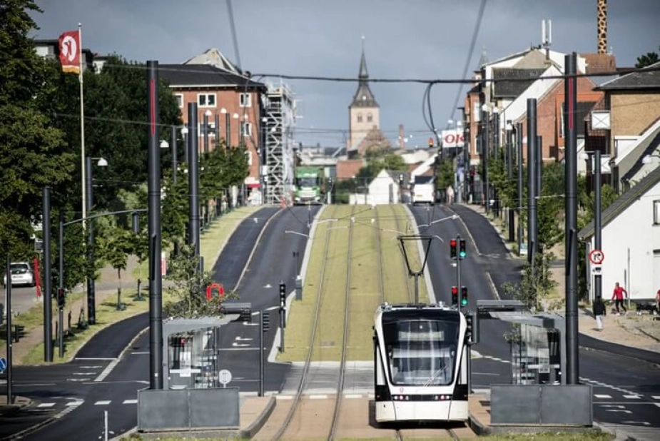 Letbanen i Odense har brug for ekstra penge for at fortsætte driften i 2025 og 2026. Det samme gælder byens busser.