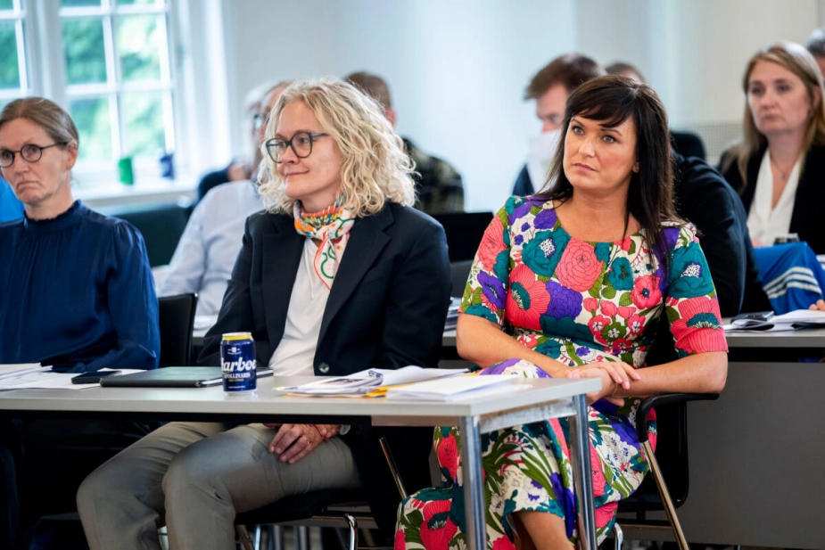 Indenrigs- og sundhedsminister Sophie Løhde (V) følger Sundhedsstrukturkommissionens præsentation på Holbæk Sygehus. De kommende uger skal regeringen tage stilling til, hvilken model den foretrækker. Beslutningen vil få stor betydning for kommunerne og regionerne.