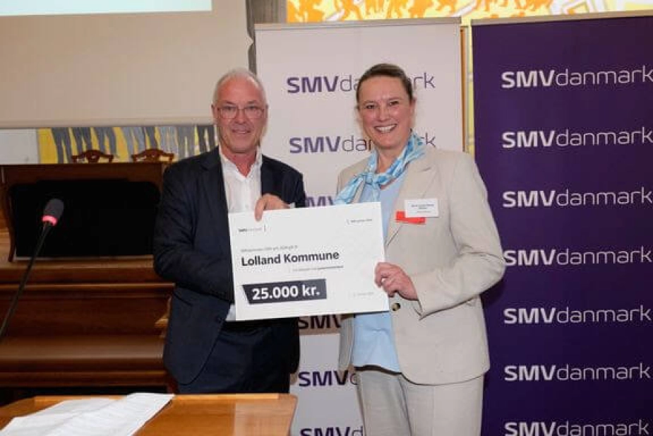 Niels Techen, formand for SMVdanmark, overrækker prisen til borgmester i Lolland Kommune, Marie-Louise Brehm Nielsen (Din Stemme).