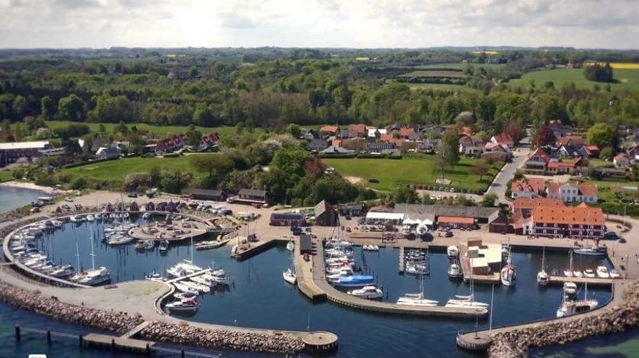 Landsbyen Lundeborg på Sydfyn ligger ud til vandet og har også skoven i baghaven.