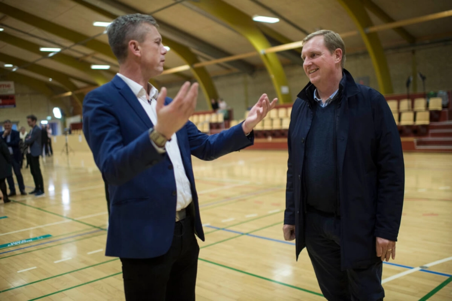 Hans Luunbjerg (th.) var borgmester i Kerteminde Kommune i 2014-17, hvor han søgte kommunen om tilladelser til at udvide af sin virksomheds biogasanlæg og indviede en kyllingefarm. I 2023 vurderede Kammeradvokaten/Paul Schmith, at der var problemer med inhabilitet, da kommunen gav tilladelser til biogasanlægget. Her ses Luunbjerg med sin afløser på borgmesterposten, Kasper Ejsing Olesen (S).