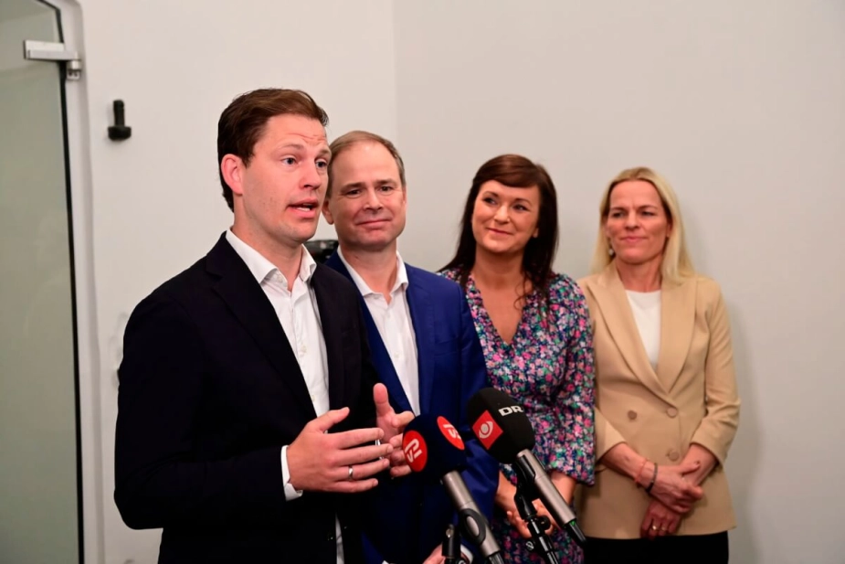 Danske Regioners næstformand Mads Duedahl (tv.) har kæmpet for, at de fem, snart fire, regioner kan beholde ansvaret for de opgaver, der ikke hører til sundhedsområdet. Regeringen foreslår, at kultur og grænseoverskridende regionale samarbejder flyttes til kommunerne.