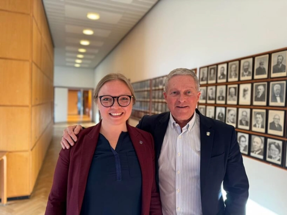 Maja Højgaard ønskes tillykke af den afgående borgmester, Kent Magelund.