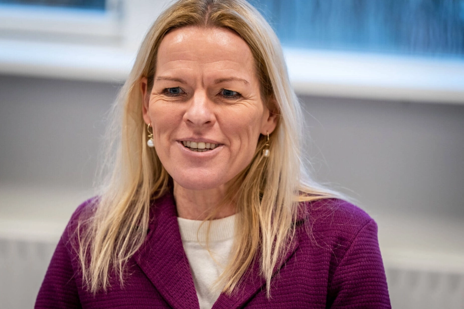 Ældreminister Mette Kierkgaard afviser påstande om underfinansiering af ældretilsynet og peger på muligheden for justeringer undervejs.
