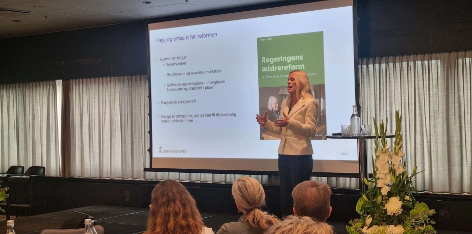 Ældreminister Mette Kierkgaard (M) holder oplæg om ældrereformen og svarer på spørgsmål ved Kommunale Velfærdschefers årsmøde i oktober 2024.