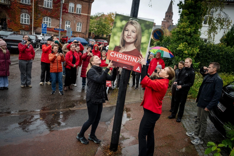Statsministeren og Socialdemokratiet er presset i valgkampen. Her ses Mette Frederiksen med én af partiets succeser, Holbæk-borgmester Christina Krzyrosiak Hansen.