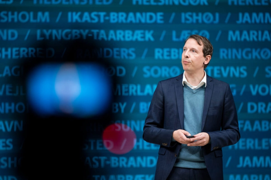 På Kommunalpolitisk Topmøde leverede professor Michael Bang Petersen fredag et oplæg med overskriften "Magt, tillid og legitimitet". Han fokuserede blandt andet på et sammenstød mellem kommunernes langsommelige inddragelsesforløb og den hurtigt skiftende mediedagsorden.