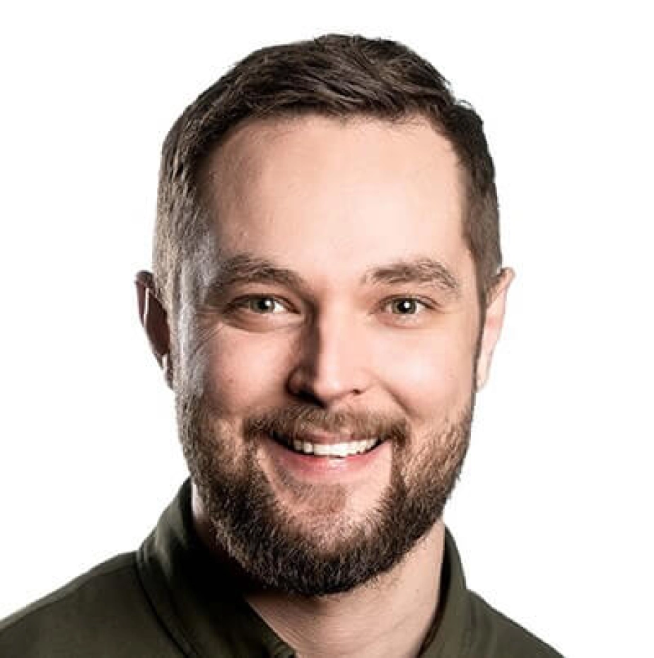 "Vi mangler stadig folk og kompetencer, og vi har stadig svært ved at nå at svare inden for de tidsfrister, vi skal, til borgerne. Men vi ser en positiv tendens", siger Mikkel Dam (LA), der er formand for Børn & Læringsudvalget i Faxe.
