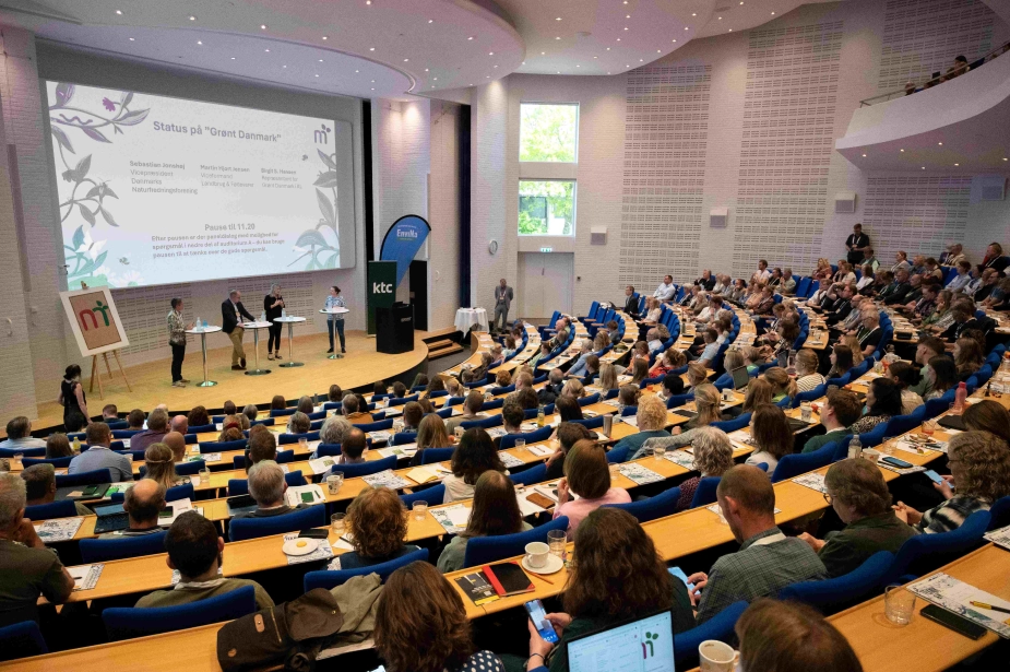 Natur & Miljø-konferencen i Billund blev åbnet tirsdag med en debat om lokale treparter - med oplægsholdere fra de tre hovedaktører; kommunerne via KL's repræsentant for grøn trepart, Landbrug & Fødevarer og Danmarks Naturfredningsforening.