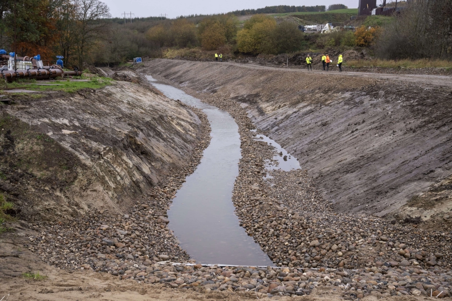 I oktober 2024 kunne Randers Kommune vise det genetablerede naturlige forløb for Alling Å frem på skadestedet ved Nordic Waste-grunden nær Randers.