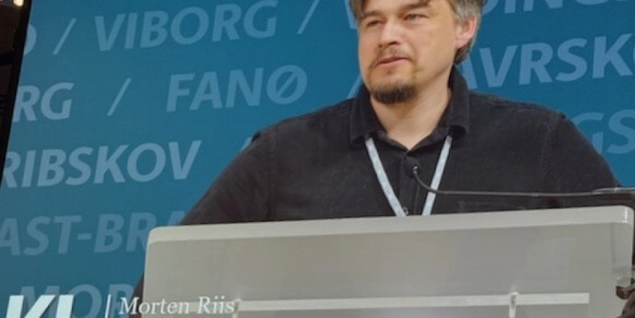 Morten Riis (Ø), 1. viceborgmester fra Bornholms Regionskommune på talerstolen til Kommunalpolitisk topmøde 2025