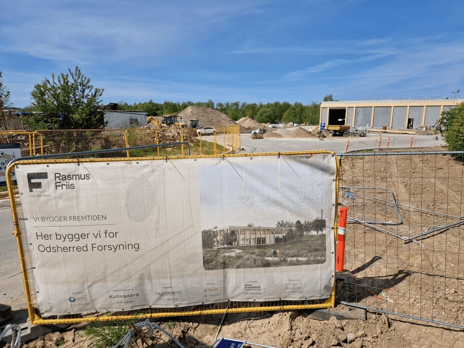 Skandalen i Odsherred Varme har på grund af en omstridt selvskyldnerkaution betydet, at moderselskabet Odsherred Forsyning A/S i august blev begæret konkurs. Sideløbende med selskabets krise bygges et nyt domicil til selskabet i Vig.