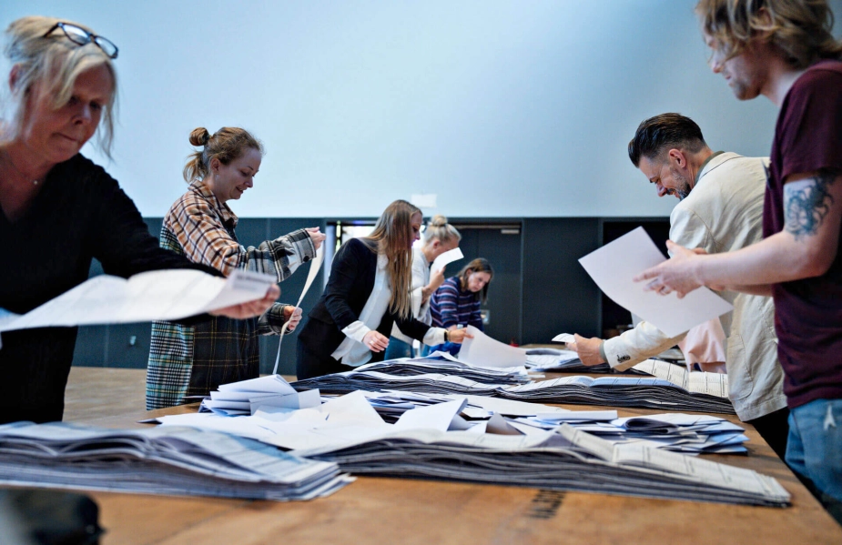 Det bliver i fremtiden KOMBIT, som skal stå for det datasystem, der registrerer optællingen af stemmerne ved danske valg. EP-valget blev dermed det sidste valg, som blev baseret på det legendariske KMD-Valg.
