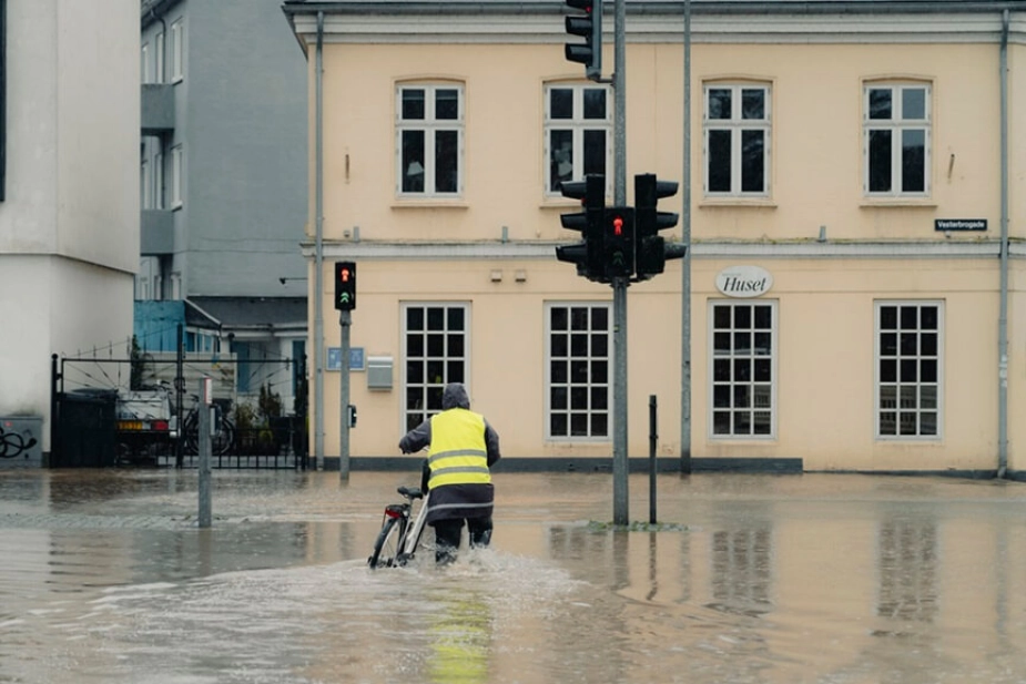 Det højtstående grundvand kan ende med at betyde oversvømmelser i både by og på landet. Billedet her er fra Vejle sidste år.