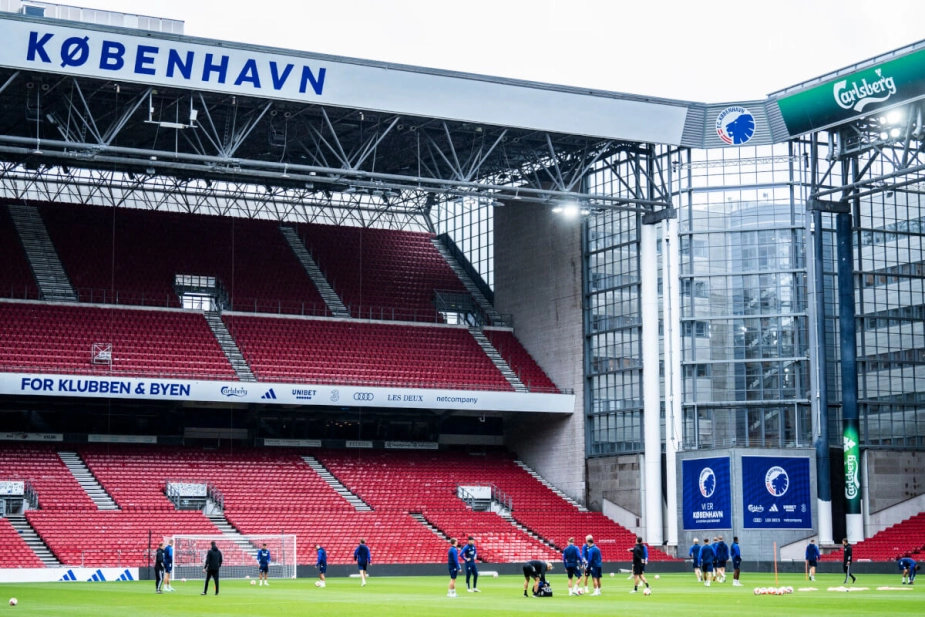 DBU ønsker bedre og flere store stadioner. På ønskelisten er en modernisering og udvidelse af Parken. "Ellers får vi meget svært ved at tiltrække internationale fodboldbegivenheder til Danmark," siger formand Jesper Møller efter møde med borgmestrene i København og Aarhus