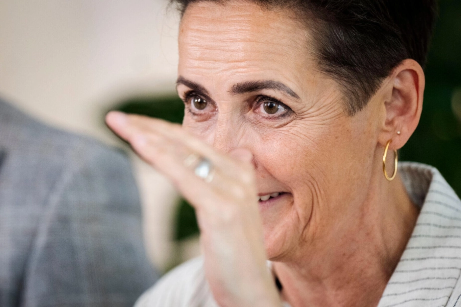 Pia Olsen Dyhr fastholdt på pressemødet, at dagens kommuneaftale var historisk høj, selvom løftet i servicerammen regnet i faste priser er lidt lavere end det, som kommunerne fik af SVM-regeringen i 2025.