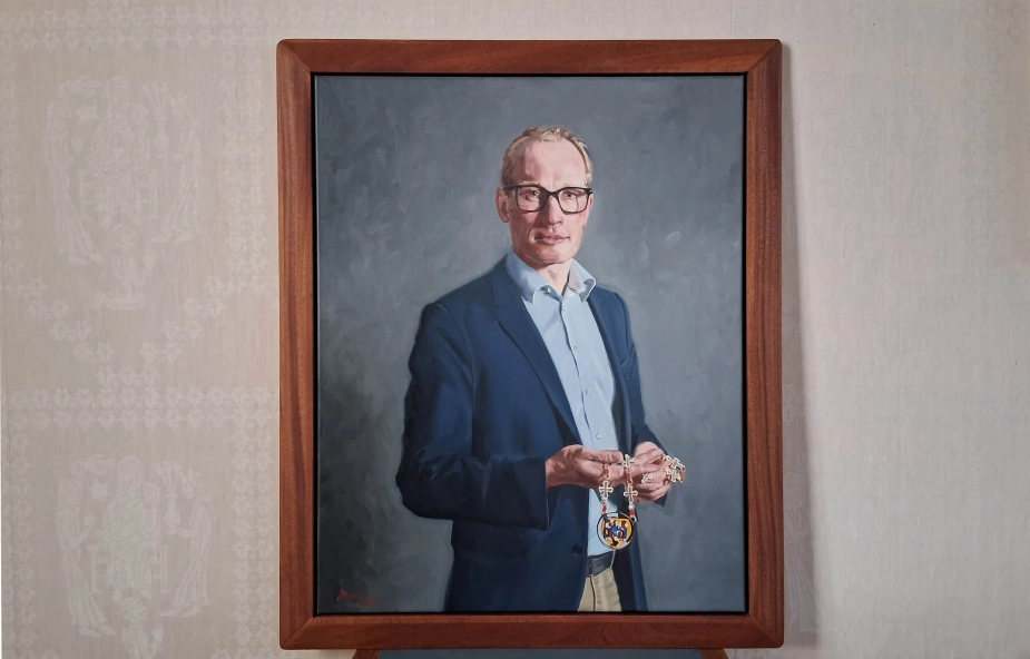 I 2024 trak Ringsted-borgmester Henrik Hvidesten sig efter anklager om upassende adfærd. Fredag i sidste uge offentliggjorde Ringsted Kommune det portræt, som nu hænger i byrådssalen.