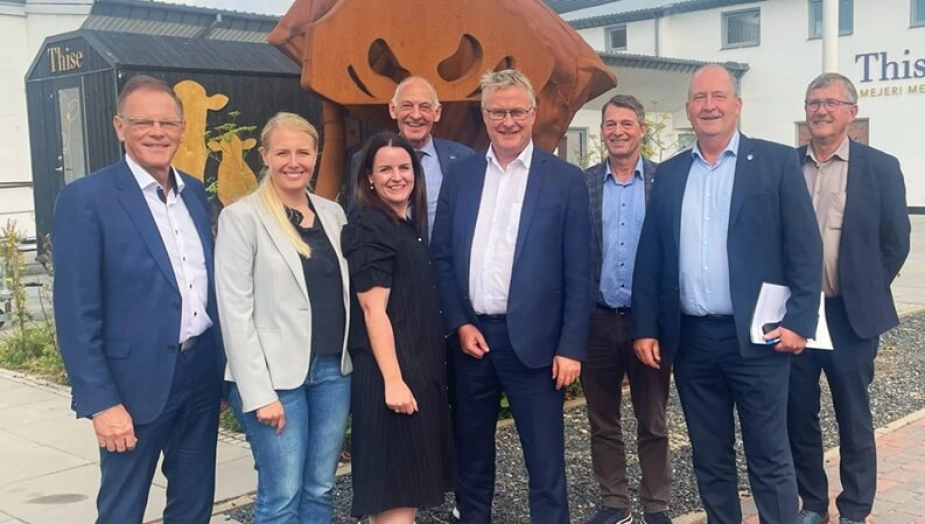 Fra venstre: Erling Bonnesen, MF (V), Anne Paulin, MF (A), Marianne Bredal (V), borgmester Struer Kommune, Jens Peder Kirkegaard (V), borgmester Skive Kommune, Jacob Jensen (V), minister for fødevarer, landbrug og fiskeri, Ib Lauritsen (V), borgmester Ikast-Brande Kommune, Erik Flyvholm (V), borgmester Lemvig Kommune og Hans Østergaard (V), borgmester Ringkøbing-Skjern kommune.