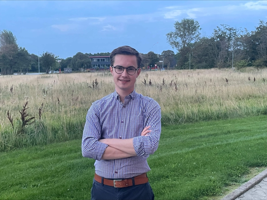 Emil Pedersen (V) var stadig teenager, da han satte benene i byrådssalen for første gang.