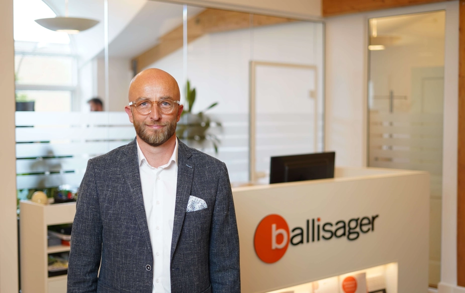 Per Toft Kristensen, projekt- og udviklingsdirektør i Konsulenthuset Ballisager, fremhæver, at det netop er i mødet med en reel arbejdsplads, at borgere – også dem længst fra arbejdsmarkedet – får motivation, udvikler kompetencer og genfinder deres arbejdsmæssige identitet. Derfor mener han, at mere virksomhedsrettet arbejde er afgørende for fremtidens beskæftigelsesindsats.