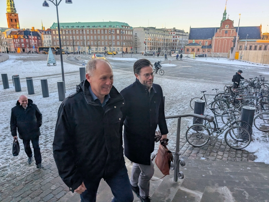 KLs formandskab, formand, Martin Damm (V) og næstformand Peter Rahbæk Juel (A) på vej ind af døren til Finansministeriet tirsdag eftermiddag for at lægge sidste hånd på en ny selvbudgetteringsaftale.
