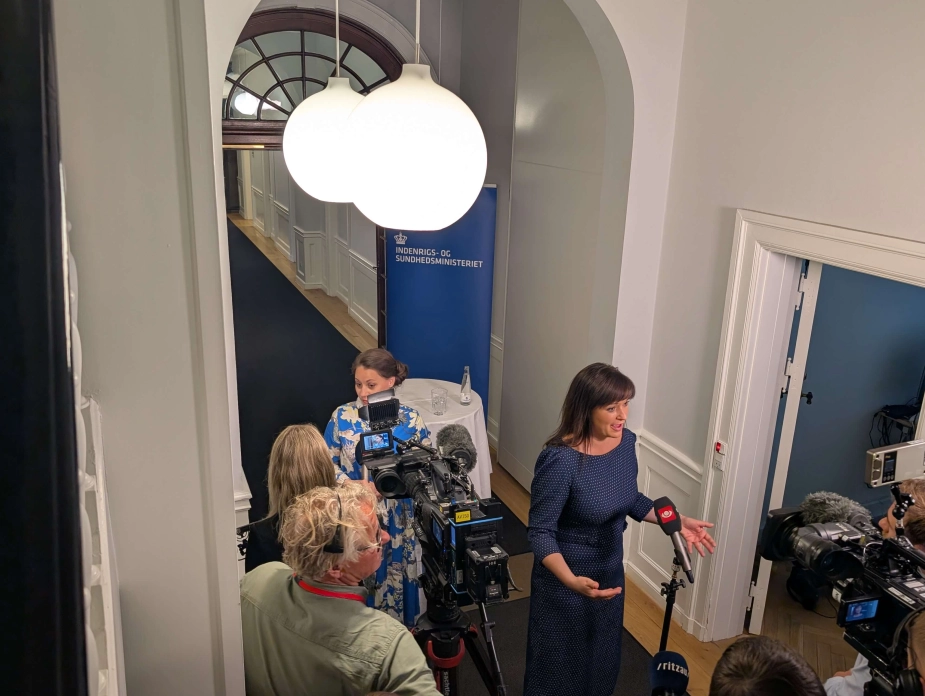 Selv om regeringen og KL og Danske Regioner søndag præsenterede en aftale om sundhedsreformen med smil og tilfredshed, er der udbredt bekymring for, om økonomien rækker. Både kommuner og regioner forventer, at de kommende økonomiforhandlinger vil afgøre, om reformens ambitioner kan indfries.