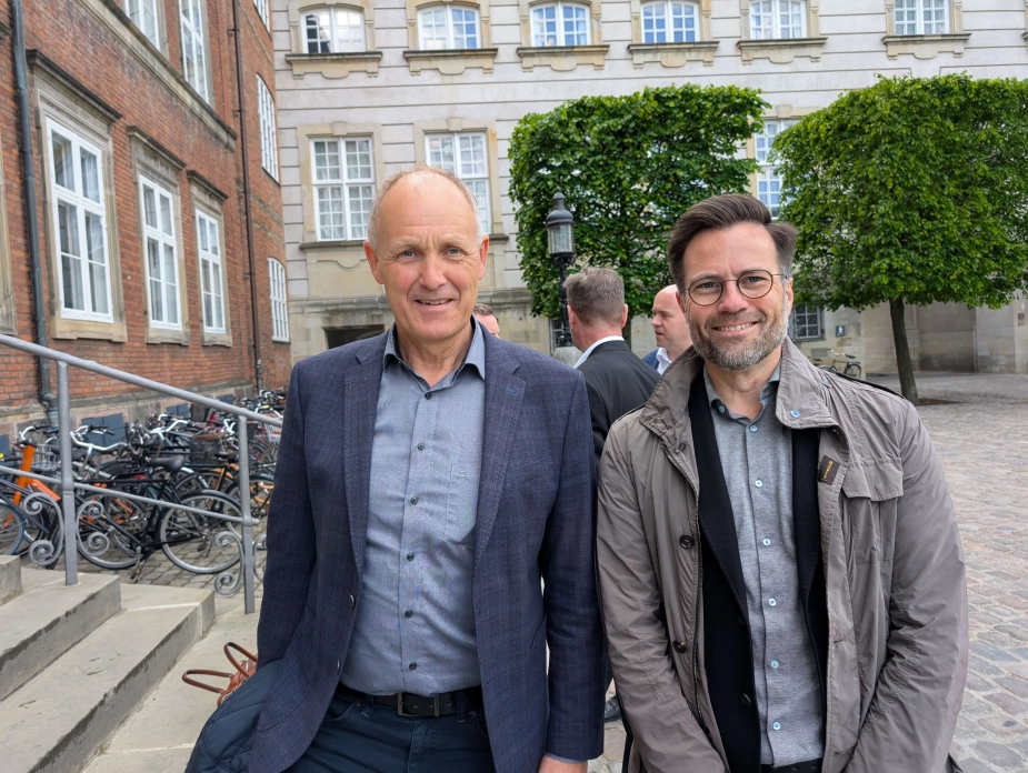 KLs formand, Martin Damm (V) og KLs næstformand Peter Rahbæk Juel (S) på vej ind i Finansministeriet til afsluttende forhandlinger om økonomiaftalen for 2026
