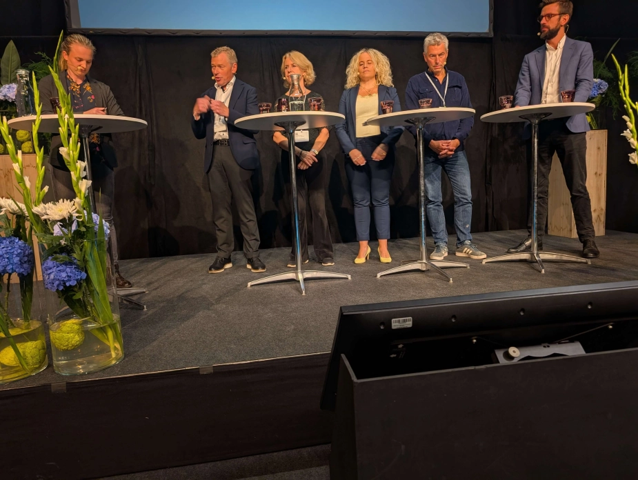 Konference i Odense i dag. Det er Henrik Brix, formand for KITA – Foreningen af kommunale IT- og digitaliseringsansvarlige – og IT-chef i Favrskov Kommune længst til venstre i panelet.
