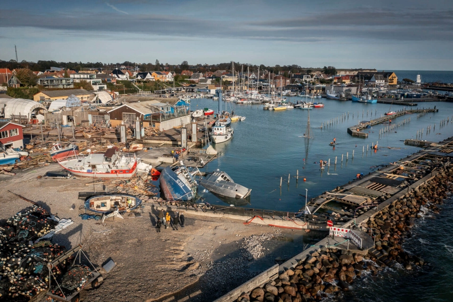Rødvig Havn i Stevns Kommune blev hårdt ramt af stormfloden i oktober 2023. 27 kommuner med syd- og østvendte kyster fik adgang til at søge den efterfølgende pulje på 125 millioner kroner, der var målrettet skader på kommunale bygninger og infrastruktur.