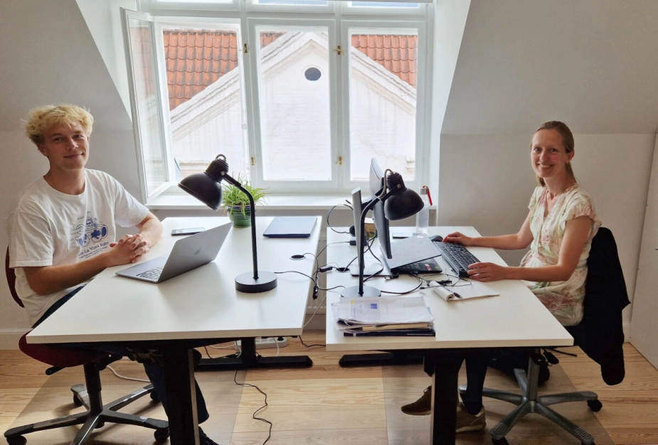 På NB-Ældres redaktion sidder journalist Anders Rytoft og redaktør Rikke Gundersen.