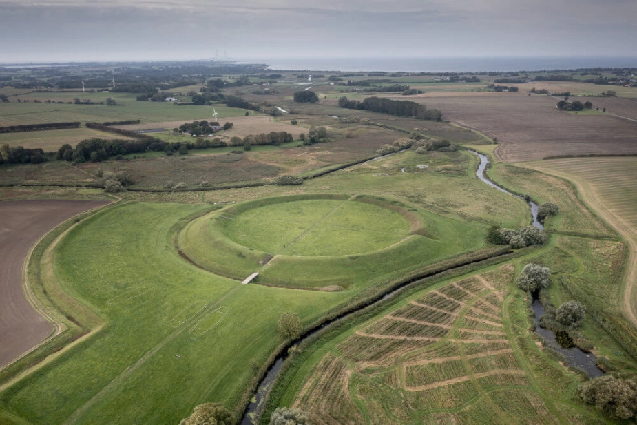 Ringborgen Trelleborg i Hejningen ved Slagelse er sammen med de øvrige ringborge i Danmark optaget på Unescos verdensarvsliste, og det tiltrækker turister langvejs fra.