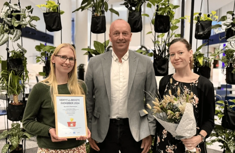 Repræsentanter for Udbuds- og indkøbsafdelingen i Randers Kommune tog imod prisen som Verdens bedste indkøber 2024. På billedet er det fra venstre Camilla Oxholm Sørensen, Peter Neumann og Sanne Nelveg Nielsen fra Udbud, Indkøb og kørsel i Randers Kommune.
